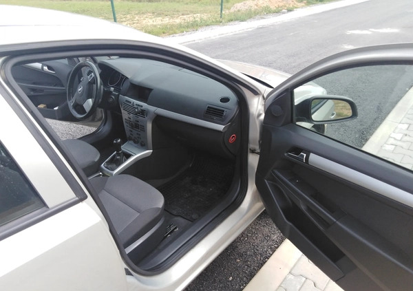 Opel Astra cena 13750 przebieg: 318700, rok produkcji 2009 z Kielce małe 277